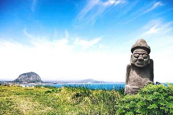 PSD 구름 편집이미지 바다 여행 하늘 풍경 잔디 초원 사람없음 제주도 풀 돌하르방 디지털합성 디지털아트 이미지편집 자연요소 식물 한국 파일형식