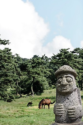 PSD 나무 구름 편집이미지 여행 하늘 풍경 사람없음 제주도 말_동물 풀 숲 돌하르방 디지털합성 디지털아트 이미지편집 자연요소 식물 포유류 한국 파일형식