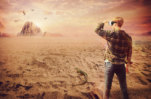 PSD 서양인 외국인 편집이미지 응시 정보기술 스마트라이프 한명 서기 상반신 20대 성인 뒷모습 스마트기기 디지털 사막 도마뱀 가상현실 성인남자한명만 오큘러스 VR기기 이미지편집 1 라이프스타일 시선 뷰포인트 파충류 모션 기술 사람 인종 청년 전자제품 기계 남자한명만 성인남자만 파일형식