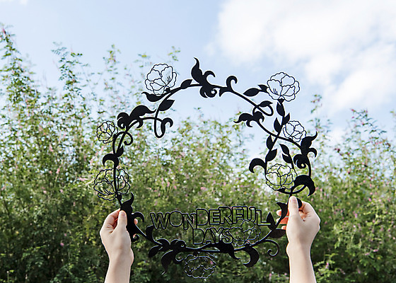 포토 JPG 주간 손 백그라운드 하늘 프레임 한명 들기 풍경 야외 신체부위 장미 페이퍼아트 풀숲 국내포토 자연요소 1 꽃 모션 사람 숲 파일형식