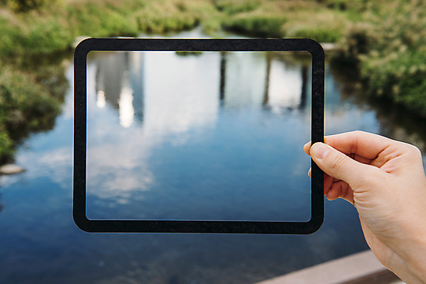 포토 JPG 주간 손 백그라운드 프레임 한명 들기 풍경 야외 신체부위 강 반사 페이퍼아트 국내포토 자연요소 1 모션 사람 파일형식