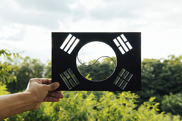 포토 JPG 주간 구름 손 백그라운드 하늘 프레임 한명 들기 풍경 야외 신체부위 페이퍼아트 태극기 삼일절 풀숲 광복절 국내포토 자연요소 1 모션 사람 공휴일 국기 숲 국경일 파일형식