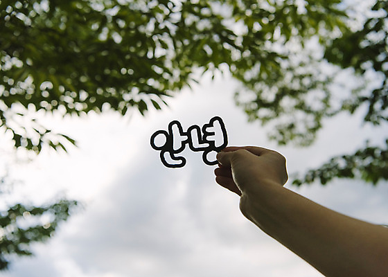 포토 JPG 주간 나무 손 백그라운드 하늘 프레임 한명 들기 풍경 야외 신체부위 페이퍼아트 안녕 국내포토 자연요소 식물 1 모션 사람 인사 파일형식