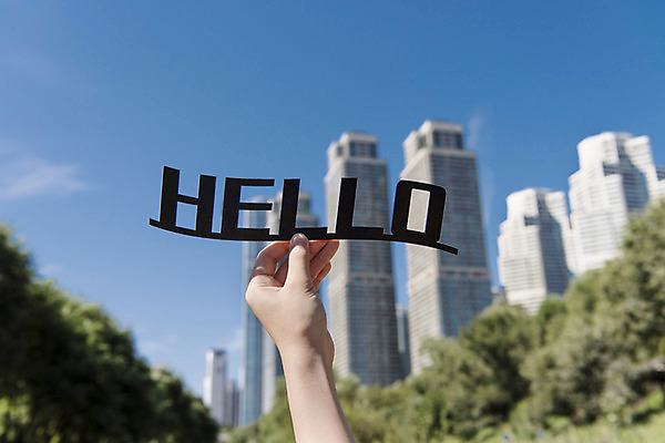 포토 JPG 주간 나무 손 영어 백그라운드 하늘 프레임 한명 들기 풍경 빌딩 야외 신체부위 페이퍼아트 HELLO 국내포토 자연요소 식물 문자 1 모션 사람 건물 인사 파일형식