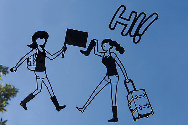 포토 JPG 주간 영어 여자 여행 백그라운드 하늘 프레임 풍경 야외 두명 여행객 캐리어 페이퍼아트 hi 국내포토 자연요소 문자 사람 여행가방 인사 파일형식