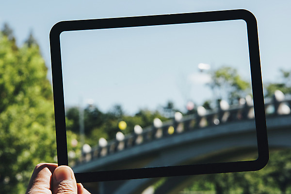 포토 JPG 주간 손 백그라운드 프레임 한명 들기 풍경 야외 신체부위 페이퍼아트 육교 국내포토 자연요소 1 모션 사람 다리_건축물 파일형식