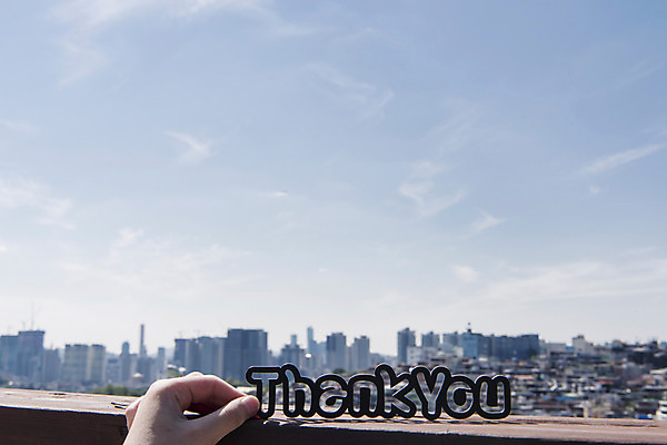 포토 JPG 주간 구름 손 백그라운드 하늘 프레임 한명 들기 풍경 빌딩 야외 신체부위 페이퍼아트 감사 국내포토 자연요소 1 감정 모션 사람 건물 파일형식