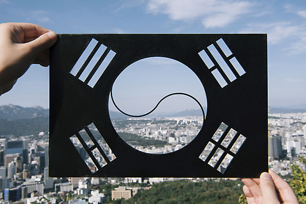 포토 JPG 주간 구름 손 백그라운드 하늘 프레임 한명 들기 풍경 야외 신체부위 도시풍경 도시 페이퍼아트 태극기 삼일절 광복절 국내포토 자연요소 1 모션 사람 공휴일 국기 국경일 파일형식