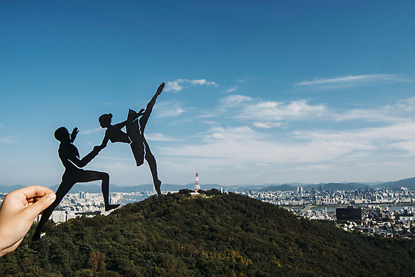포토 JPG 주간 구름 손 백그라운드 하늘 프레임 한명 들기 풍경 야외 신체부위 도시풍경 도시 페이퍼아트 발레리나 발레리노 국내포토 자연요소 1 모션 사람 발레 파일형식