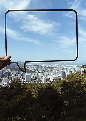 포토 JPG 주간 나무 구름 손 백그라운드 말풍선 하늘 프레임 한명 들기 풍경 빌딩 야외 신체부위 도시풍경 도시 페이퍼아트 국내포토 자연요소 식물 1 모션 사람 건물 파일형식