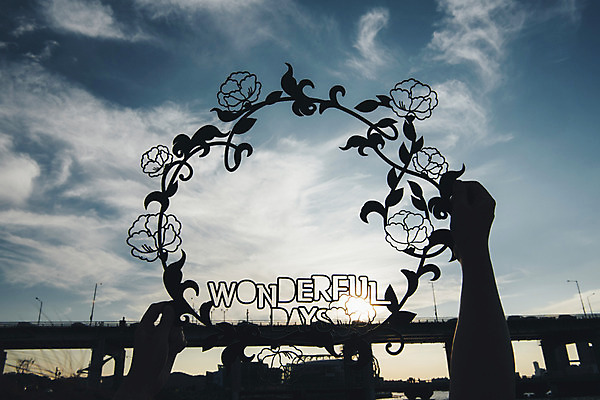 포토 JPG 주간 구름 손 백그라운드 하늘 프레임 한명 들기 풍경 야외 신체부위 도시풍경 장미 다리 도시 페이퍼아트 국내포토 자연요소 1 꽃 모션 사람 파일형식