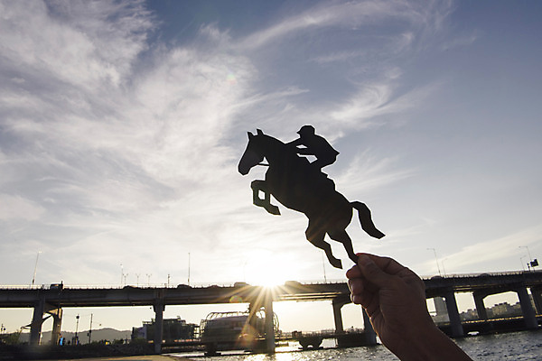 포토 JPG 주간 구름 손 백그라운드 하늘 프레임 한명 들기 풍경 야외 신체부위 도시풍경 태양 도시 말_동물 승마 페이퍼아트 한강 국내포토 자연요소 1 스포츠 포유류 모션 서울 사람 랜드마크 파일형식