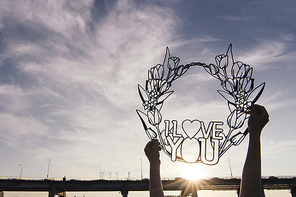 포토 JPG 주간 구름 손 백그라운드 하늘 프레임 사랑 한명 들기 풍경 야외 신체부위 도시풍경 태양 다리 도시 페이퍼아트 아이러브유 국내포토 자연요소 1 감정 모션 사람 파일형식