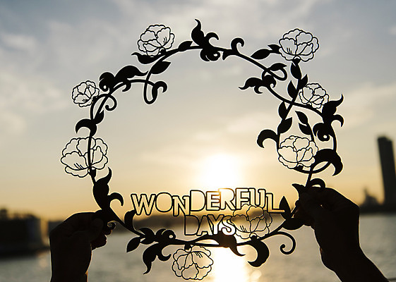 포토 JPG 주간 손 백그라운드 프레임 한명 들기 풍경 야외 신체부위 도시풍경 노을 도시 페이퍼아트 한강 국내포토 자연요소 1 모션 서울 사람 랜드마크 파일형식