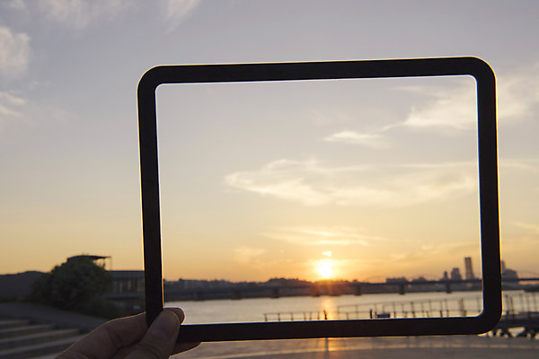 포토 JPG 주간 손 백그라운드 하늘 프레임 한명 들기 풍경 야외 신체부위 도시풍경 노을 도시 페이퍼아트 한강 국내포토 자연요소 1 모션 서울 사람 랜드마크 파일형식