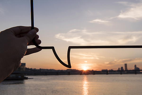 포토 JPG 주간 구름 손 백그라운드 말풍선 하늘 프레임 한명 들기 풍경 야외 신체부위 도시풍경 노을 도시 페이퍼아트 한강 국내포토 자연요소 1 모션 서울 사람 랜드마크 파일형식