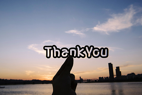 포토 JPG 주간 구름 손 영어 백그라운드 하늘 프레임 한명 들기 풍경 빌딩 야외 신체부위 도시풍경 노을 도시 페이퍼아트 한강 감사 국내포토 자연요소 문자 1 감정 모션 서울 사람 건물 랜드마크 파일형식