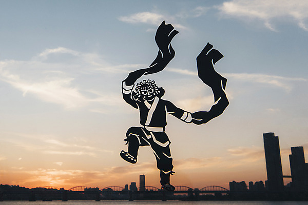 포토 JPG 주간 구름 백그라운드 하늘 프레임 한명 사람 풍경 빌딩 야외 도시풍경 노을 도시 페이퍼아트 한강 탈춤 국내포토 자연요소 1 서울 건물 전통공연 전통무용 랜드마크 파일형식