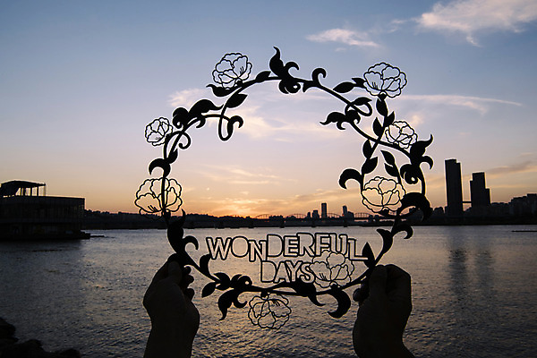 포토 JPG 주간 구름 손 영어 백그라운드 하늘 프레임 한명 들기 풍경 빌딩 야외 신체부위 도시풍경 장미 노을 도시 페이퍼아트 한강 국내포토 자연요소 문자 1 꽃 모션 서울 사람 건물 랜드마크 파일형식