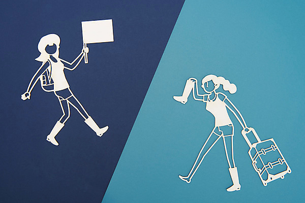 포토 JPG 스튜디오촬영 여자 백그라운드 프레임 실내 두명 여행객 캐리어 깃발 페이퍼아트 국내포토 사람 내부 여행가방 파일형식