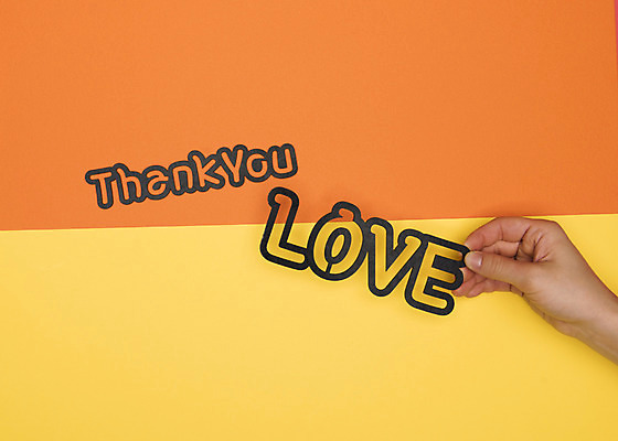 포토 JPG 스튜디오촬영 손 영어 백그라운드 프레임 실내 사랑 한명 들기 신체부위 페이퍼아트 감사 국내포토 문자 1 감정 모션 사람 내부 파일형식