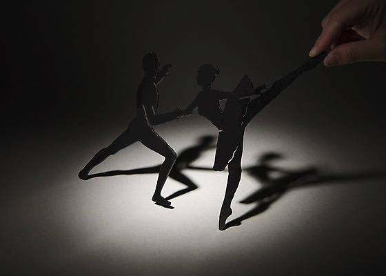 포토 JPG 스튜디오촬영 손 백그라운드 프레임 실내 그림자 한명 들기 신체부위 페이퍼아트 발레 발레리나 발레리노 국내포토 1 모션 사람 내부 춤 파일형식