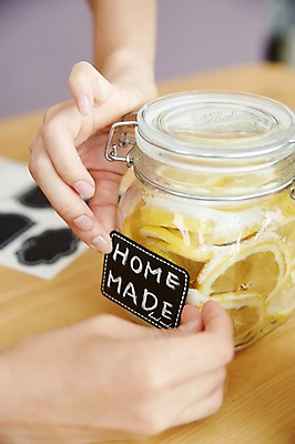 포토 JPG 손 여자 스티커 식탁 유리병 실내 한명 20대 성인 신체부위 한국인 만들기 홈메이드 성인여자한명만 레몬청 수제청 국내포토 1 음식 모션 탁자 병_용기 사람 동양인 청년 내부 여자한명만 성인여자만 파일형식 과일청