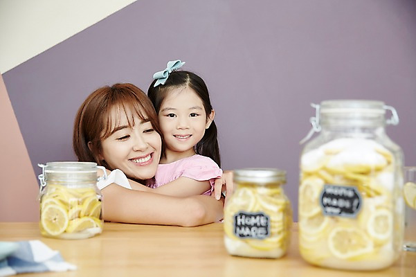 포토 JPG 여자 딸 어린이 포옹 식탁 모녀 엄마 유리병 실내 미소 앉기 소녀 상반신 20대 성인 두명 앞모습 주방 한국인 주부 주부라이프 여자만 레몬청 수제청 국내포토 라이프스타일 음식 뷰포인트 가족 안기 모션 탁자 병_용기 표정 사람 동양인 청년 내부 파일형식 과일청