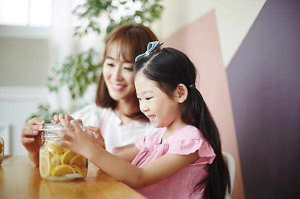 포토 JPG 여자 딸 어린이 식탁 모녀 엄마 유리병 실내 앉기 소녀 상반신 20대 성인 두명 옆모습 주방 한국인 주부 만들기 주부라이프 여자만 레몬청 수제청 국내포토 라이프스타일 음식 뷰포인트 가족 모션 탁자 병_용기 사람 동양인 청년 내부 파일형식 과일청