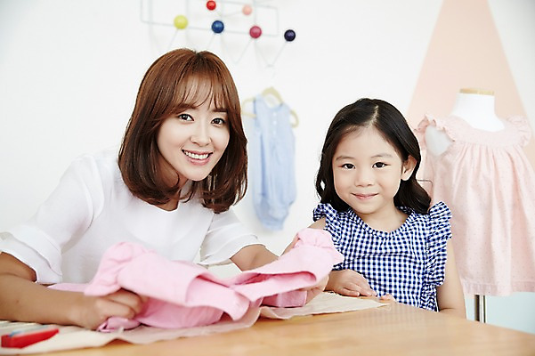 포토 JPG 여자 딸 어린이 거실 탁자 모녀 엄마 실내 미소 앉기 소녀 상반신 20대 성인 두명 앞모습 한국인 주부 주부라이프 어린이옷 여자만 국내포토 라이프스타일 옷 뷰포인트 가구 가족 모션 표정 사람 동양인 청년 내부 파일형식