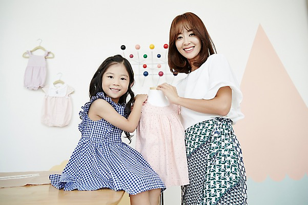 포토 JPG 옷 여자 딸 어린이 거실 모녀 엄마 실내 서기 미소 앉기 소녀 상반신 20대 성인 두명 옆모습 한국인 마네킹 주부 주부라이프 여자만 국내포토 라이프스타일 뷰포인트 가족 모션 표정 사람 동양인 청년 내부 파일형식