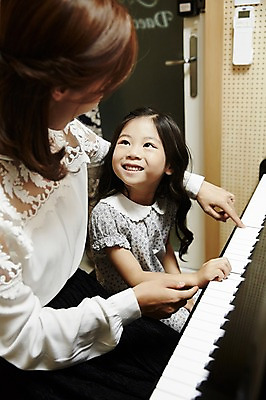 포토 JPG 여자 어린이교육 어린이 악기 연주 실내 미소 앉기 상반신 20대 성인 취미 두명 옆모습 교사 한국인 가르침 건반 피아노 음악교육 음악선생님 피아노레슨 여자만 방과후 국내포토 직업 교육 음악 뷰포인트 모션 표정 사람 동양인 청년 내부 건반악기 레슨 파일형식