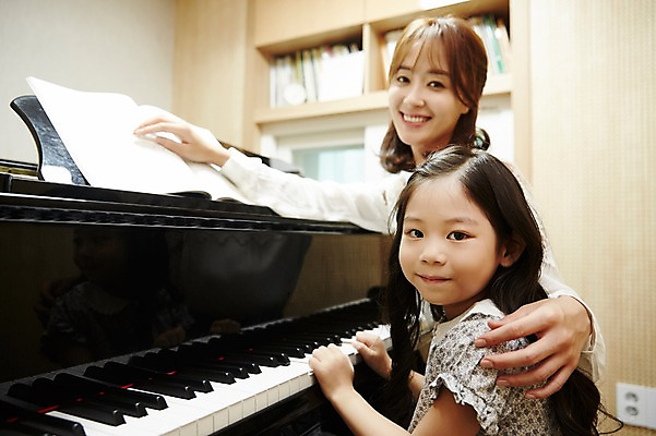 포토 JPG 여자 어린이교육 어린이 악기 실내 미소 앉기 상반신 20대 성인 취미 두명 옆모습 교사 한국인 건반 피아노 음악교육 음악선생님 피아노레슨 여자만 방과후 국내포토 직업 교육 음악 뷰포인트 모션 표정 사람 동양인 청년 내부 건반악기 레슨 파일형식