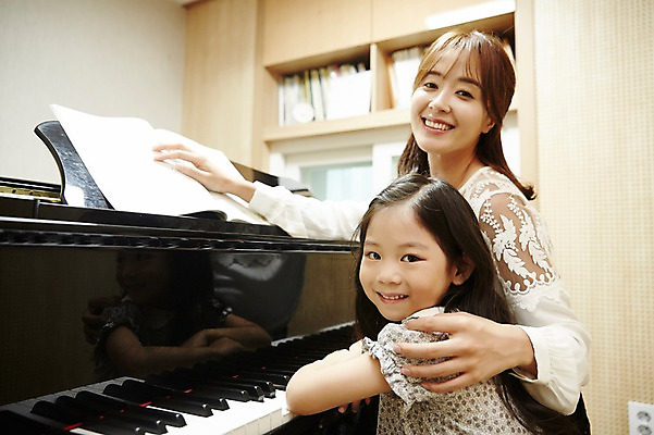 포토 JPG 여자 어린이교육 어린이 악기 실내 미소 앉기 상반신 20대 성인 취미 두명 옆모습 교사 한국인 건반 피아노 음악교육 음악선생님 피아노레슨 여자만 방과후 국내포토 직업 교육 음악 뷰포인트 모션 표정 사람 동양인 청년 내부 건반악기 레슨 파일형식