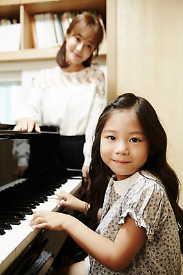 포토 JPG 여자 어린이교육 어린이 악기 연주 실내 서기 미소 앉기 상반신 20대 성인 취미 두명 옆모습 아웃포커스 교사 한국인 가르침 건반 피아노 음악교육 음악선생님 피아노레슨 여자만 방과후 국내포토 직업 교육 음악 뷰포인트 모션 촬영기법 표정 사람 동양인 청년 내부 건반악기 레슨 파일형식