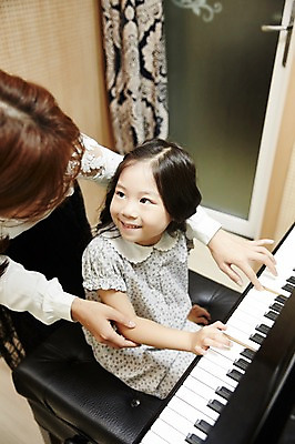 포토 JPG 여자 어린이교육 어린이 악기 연주 실내 서기 미소 앉기 상반신 20대 성인 취미 두명 앞모습 한국인 가르침 건반 피아노 음악교육 음악선생님 피아노레슨 여자만 방과후 국내포토 교육 음악 뷰포인트 모션 표정 사람 동양인 청년 내부 교사 건반악기 레슨 파일형식