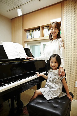포토 JPG 전신 여자 어린이교육 어린이 악기 실내 서기 미소 앉기 상반신 20대 성인 취미 두명 앞모습 교사 한국인 건반 피아노 음악교육 음악선생님 피아노레슨 여자만 방과후 국내포토 직업 교육 음악 뷰포인트 모션 표정 사람 동양인 청년 내부 건반악기 레슨 파일형식