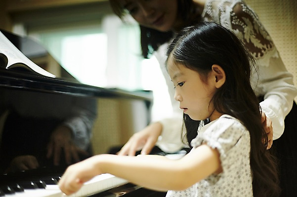 포토 JPG 여자 어린이교육 어린이 악기 연주 실내 서기 앉기 상반신 20대 성인 취미 두명 옆모습 한국인 건반 피아노 음악교육 음악선생님 피아노레슨 여자만 방과후 국내포토 교육 음악 뷰포인트 모션 사람 동양인 청년 내부 교사 건반악기 레슨 파일형식