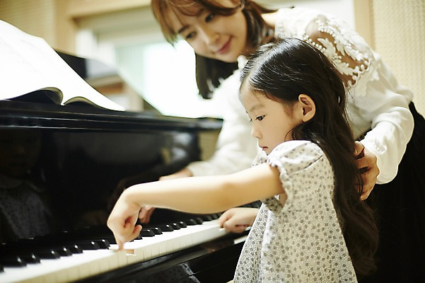 포토 JPG 여자 어린이교육 어린이 악기 연주 실내 서기 앉기 상반신 20대 성인 취미 두명 옆모습 교사 한국인 건반 피아노 음악교육 음악선생님 피아노레슨 여자만 방과후 국내포토 직업 교육 음악 뷰포인트 모션 사람 동양인 청년 내부 건반악기 레슨 파일형식