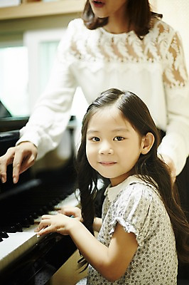 포토 JPG 여자 어린이교육 어린이 악기 연주 실내 서기 미소 앉기 상반신 20대 성인 취미 두명 옆모습 교사 한국인 건반 피아노 음악교육 음악선생님 피아노레슨 여자만 방과후 국내포토 직업 교육 음악 뷰포인트 모션 표정 사람 동양인 청년 내부 건반악기 레슨 파일형식