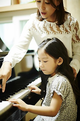 포토 JPG 여자 어린이교육 어린이 악기 연주 실내 서기 미소 앉기 상반신 20대 성인 취미 두명 옆모습 교사 한국인 건반 피아노 음악교육 음악선생님 피아노레슨 여자만 방과후 국내포토 직업 교육 음악 뷰포인트 모션 표정 사람 동양인 청년 내부 건반악기 레슨 파일형식