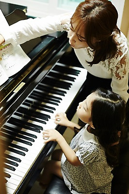 포토 JPG 여자 어린이교육 어린이 악기 연주 실내 서기 앉기 상반신 20대 성인 취미 두명 옆모습 교사 한국인 가르침 건반 피아노 음악교육 음악선생님 피아노레슨 여자만 방과후 국내포토 직업 교육 음악 뷰포인트 모션 사람 동양인 청년 내부 건반악기 레슨 파일형식