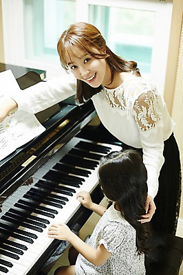 포토 JPG 여자 어린이교육 어린이 악기 연주 실내 서기 미소 앉기 상반신 20대 성인 취미 두명 옆모습 교사 한국인 가르침 건반 피아노 음악교육 음악선생님 피아노레슨 여자만 방과후 국내포토 직업 교육 음악 뷰포인트 모션 표정 사람 동양인 청년 내부 건반악기 레슨 파일형식