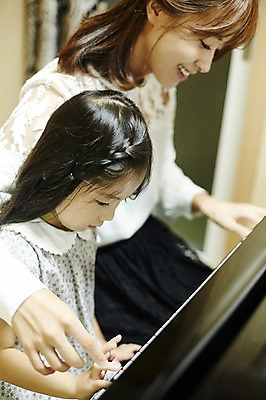 포토 JPG 여자 어린이교육 어린이 악기 연주 실내 미소 앉기 상반신 20대 성인 취미 두명 옆모습 교사 한국인 가르침 건반 피아노 음악교육 음악선생님 피아노레슨 여자만 방과후 국내포토 직업 교육 음악 뷰포인트 모션 표정 사람 동양인 청년 내부 건반악기 레슨 파일형식