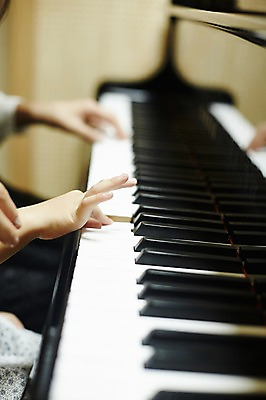 포토 JPG 손 여자 어린이교육 어린이 악기 연주 실내 성인 취미 두명 신체부위 한국인 피아노건반 건반 피아노 건반악기 음악교육 음악선생님 피아노레슨 여자만 방과후 국내포토 교육 음악 사람 동양인 내부 교사 레슨 파일형식