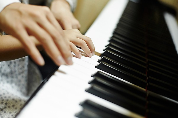 포토 JPG 손 여자 어린이교육 어린이 악기 연주 실내 성인 취미 두명 신체부위 한국인 피아노건반 건반 피아노 건반악기 음악교육 음악선생님 피아노레슨 여자만 방과후 국내포토 교육 음악 사람 동양인 내부 교사 레슨 파일형식