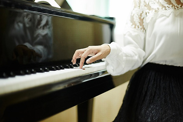 포토 JPG 손 여자 어린이교육 악기 실내 한명 20대 성인 취미 신체부위 한국인 피아노건반 건반 피아노 건반악기 음악교육 팔 음악선생님 성인여자한명만 방과후 국내포토 1 교육 음악 사람 동양인 청년 내부 교사 여자한명만 성인여자만 파일형식
