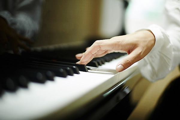 포토 JPG 손 여자 어린이교육 악기 실내 한명 20대 성인 취미 신체부위 한국인 피아노건반 건반 피아노 건반악기 음악교육 팔 음악선생님 성인여자한명만 방과후 국내포토 1 교육 음악 사람 동양인 청년 내부 교사 여자한명만 성인여자만 파일형식