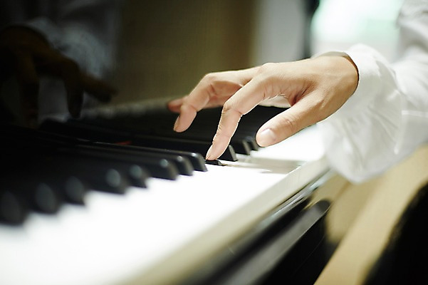 포토 JPG 손 여자 어린이교육 악기 실내 한명 20대 성인 취미 신체부위 한국인 피아노건반 건반 피아노 건반악기 음악교육 팔 음악선생님 성인여자한명만 방과후 국내포토 1 교육 음악 사람 동양인 청년 내부 교사 여자한명만 성인여자만 파일형식