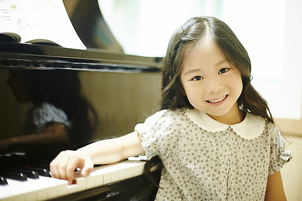 포토 JPG 여자 어린이교육 어린이 악기 실내 한명 미소 앉기 소녀 상반신 취미 앞모습 한국인 건반 피아노 음악교육 소녀한명만 방과후 국내포토 1 교육 음악 뷰포인트 모션 표정 사람 동양인 내부 건반악기 여자한명만 소녀만 파일형식